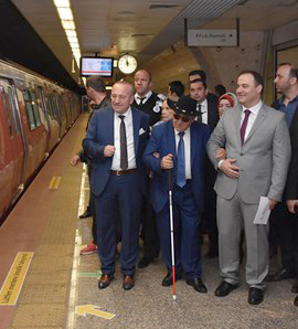 Dünyayı Parmak Uçlarıyla Gören Ressam Metroda